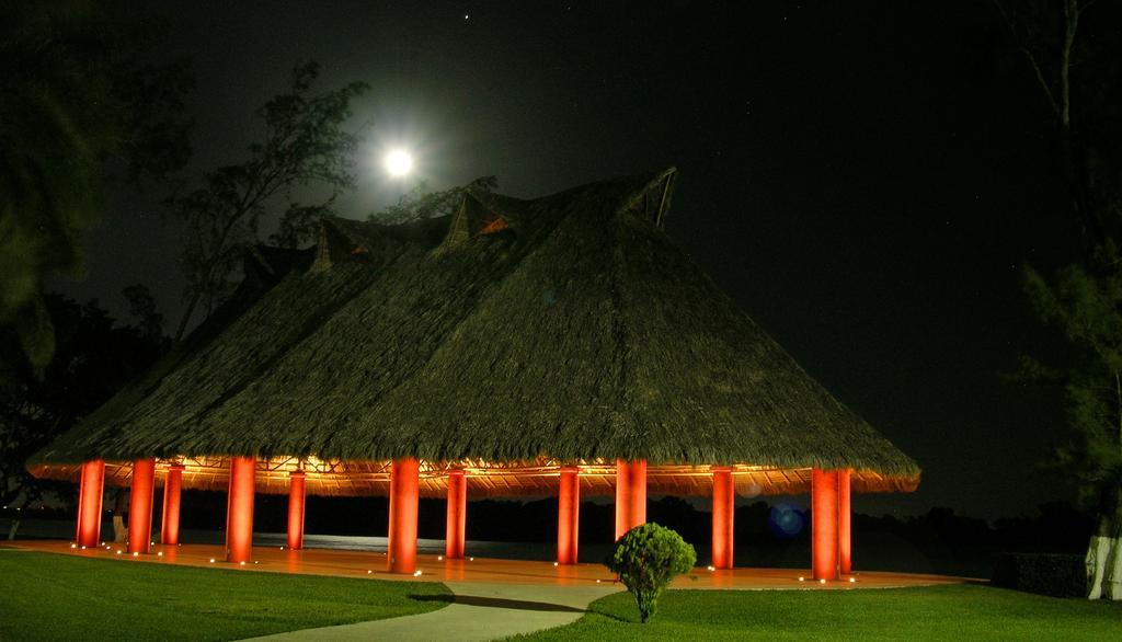 Hotel Terranova Coatzacoalcos Exterior photo The Great Hall at night