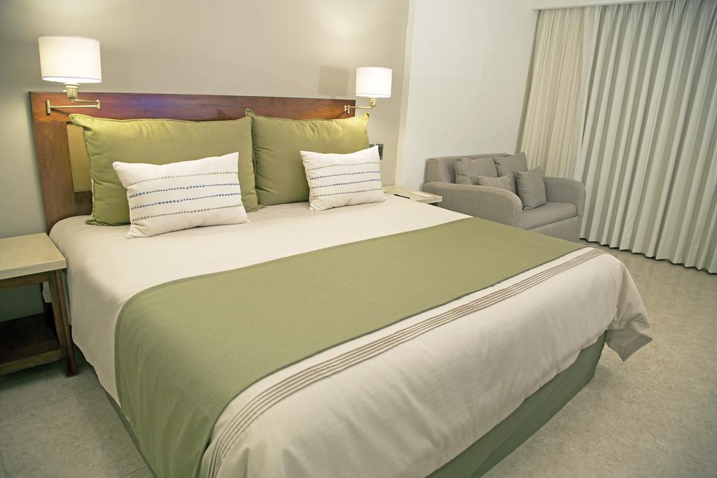 Hotel Terranova Coatzacoalcos Exterior photo A bed with a bed runner
