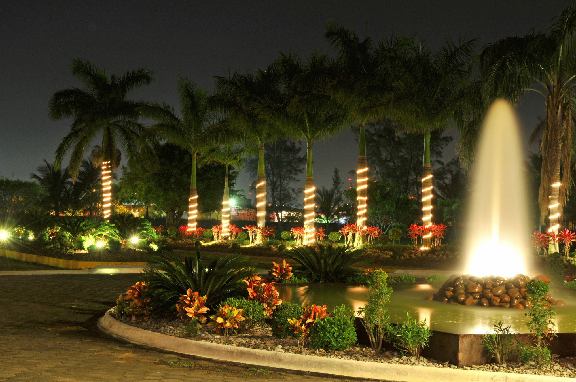 Hotel Terranova Coatzacoalcos Exterior photo Fountains at the Gardens